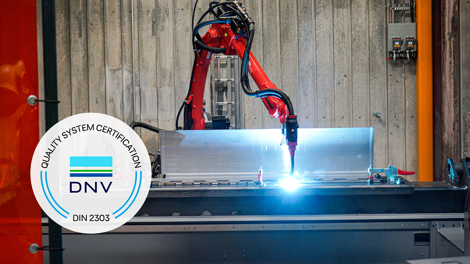 Svejserobot i produktion hos Ib Andresen Industri i Langeskov, Danmark. Billedet illustrerer virksomhedens DIN 2303-certificerede svejseprocesser og dokumenterede kvalitet.