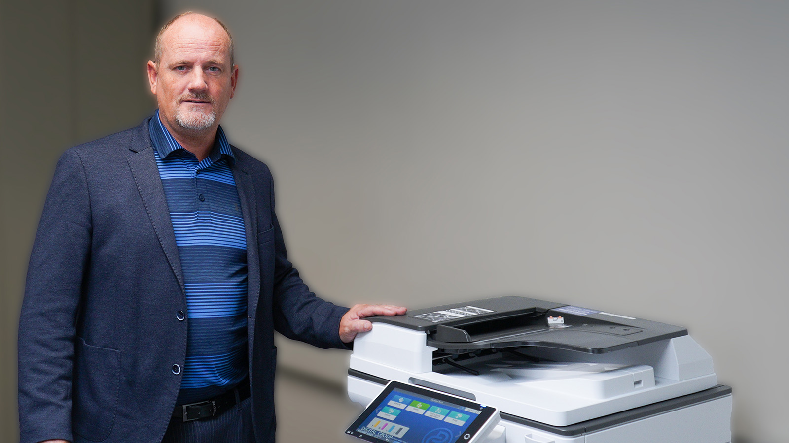 Medarbejder poserer med kopimaskine