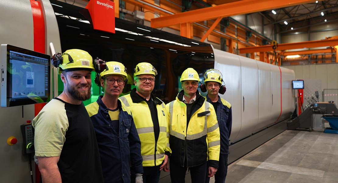 Fem medarbejdere står foran 15 kW-fiberlaser hos Ib Andresen Industri